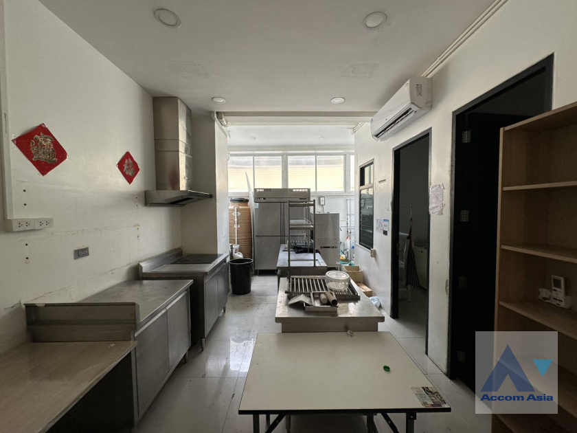 13  3 br Townhouse for rent and sale in Sukhumvit ,Bangkok BTS Thong Lo AA11213