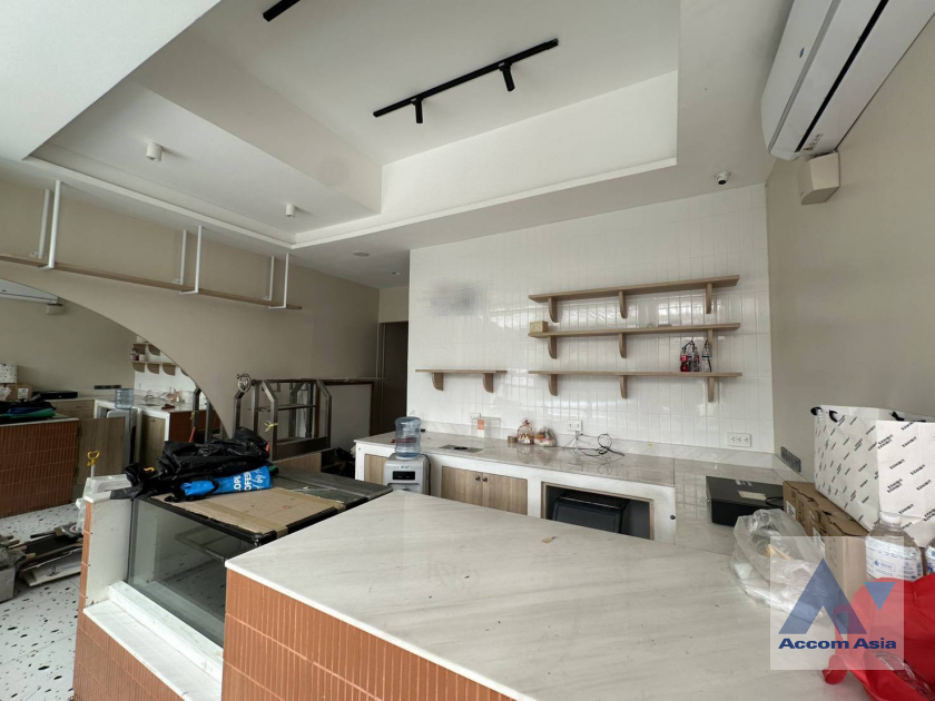 7  3 br Townhouse for rent and sale in Sukhumvit ,Bangkok BTS Thong Lo AA11213