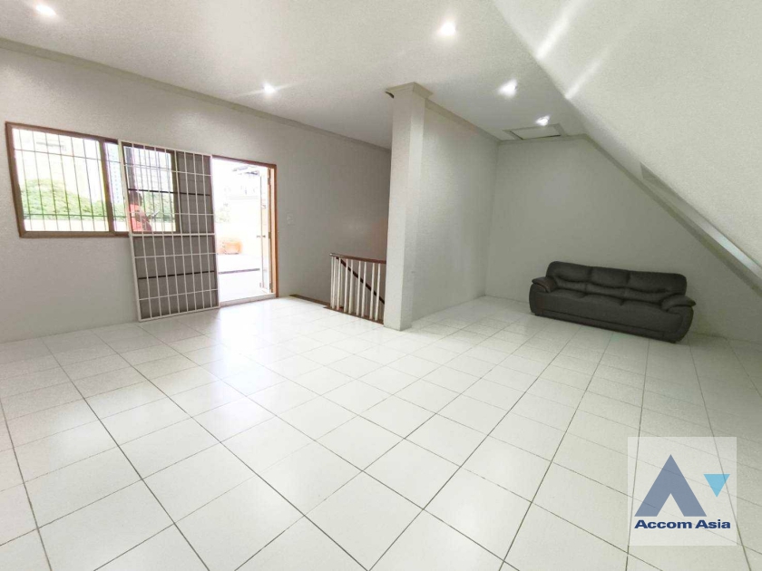 28  3 br Townhouse for rent and sale in Silom ,Bangkok BTS Chong Nonsi AA11246