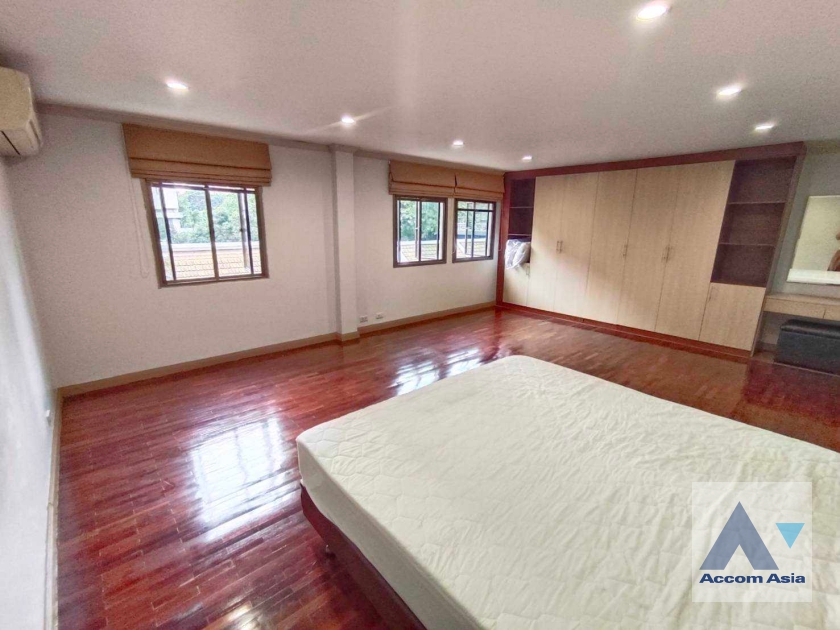 32  3 br Townhouse for rent and sale in Silom ,Bangkok BTS Chong Nonsi AA11246