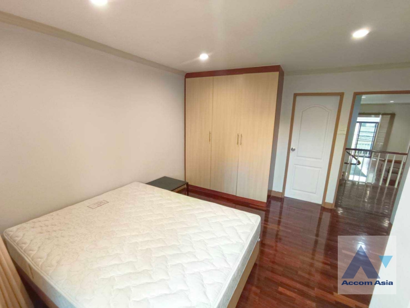 34  3 br Townhouse for rent and sale in Silom ,Bangkok BTS Chong Nonsi AA11246