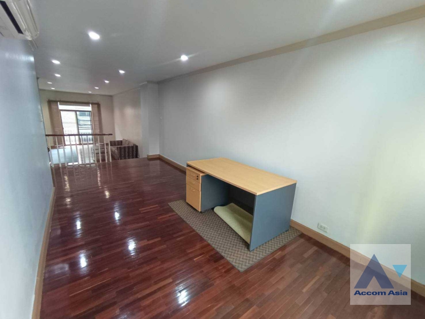 38  3 br Townhouse for rent and sale in Silom ,Bangkok BTS Chong Nonsi AA11246