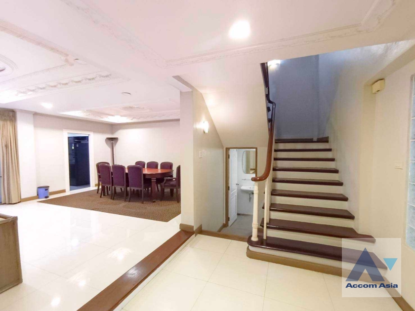 11  3 br Townhouse for rent and sale in Silom ,Bangkok BTS Chong Nonsi AA11246