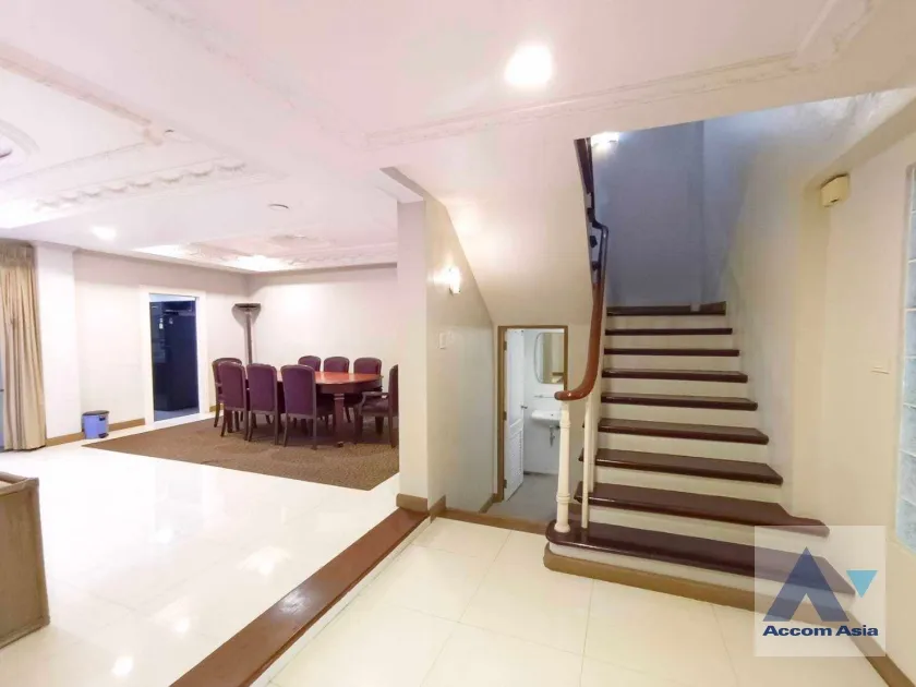 11  3 br Townhouse for rent and sale in Silom ,Bangkok BTS Chong Nonsi AA11246