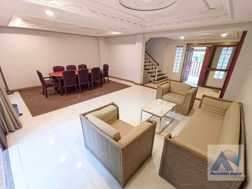  1  3 br Townhouse for rent and sale in Silom ,Bangkok BTS Chong Nonsi AA11246