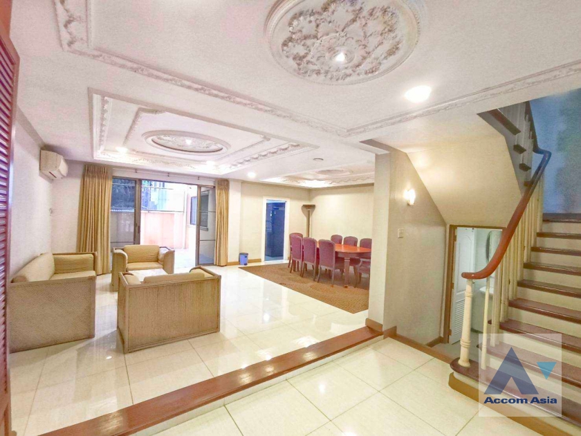  2  3 br Townhouse for rent and sale in Silom ,Bangkok BTS Chong Nonsi AA11246