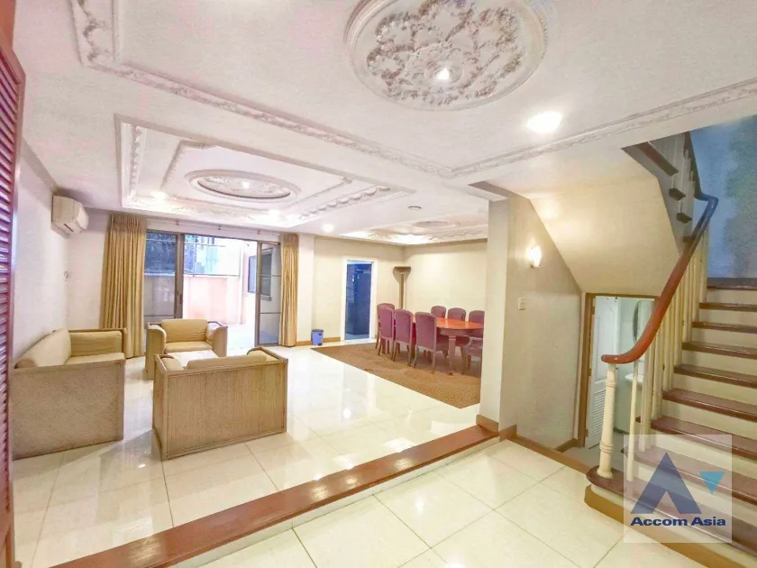 unit 3 Bedrooms  Townhouse For Rent & Sale in Silom, Bangkok  near BTS Chong Nonsi (AA11246)