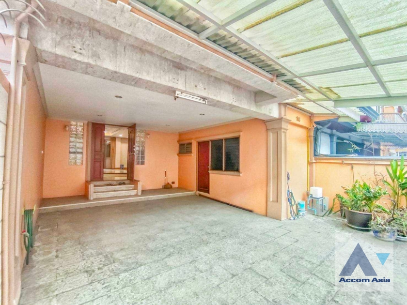 43  3 br Townhouse for rent and sale in Silom ,Bangkok BTS Chong Nonsi AA11246