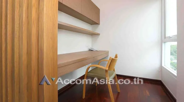 unit 3 Bedrooms  Apartment For Rent in Sukhumvit, Bangkok  near BTS Phrom Phong (AA11338)