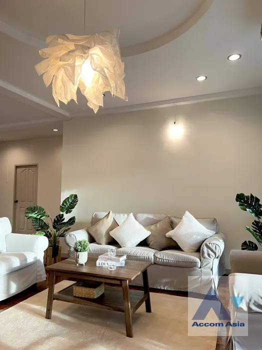 unit 3 Bedrooms  Apartment For Rent in Sukhumvit, Bangkok  near MRT Phetchaburi - BTS Phrom Phong (AA11662)