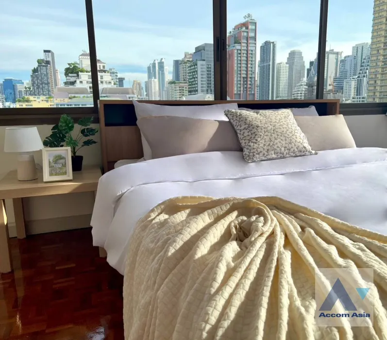 unit 3 Bedrooms  Apartment For Rent in Sukhumvit, Bangkok  near MRT Phetchaburi - BTS Phrom Phong (AA11662)