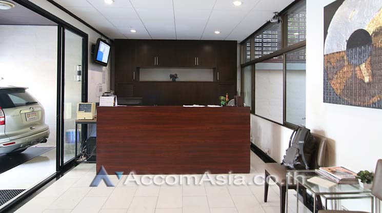 7  Retail / Showroom For Rent in Silom ,Bangkok BTS Sala Daeng AA11862