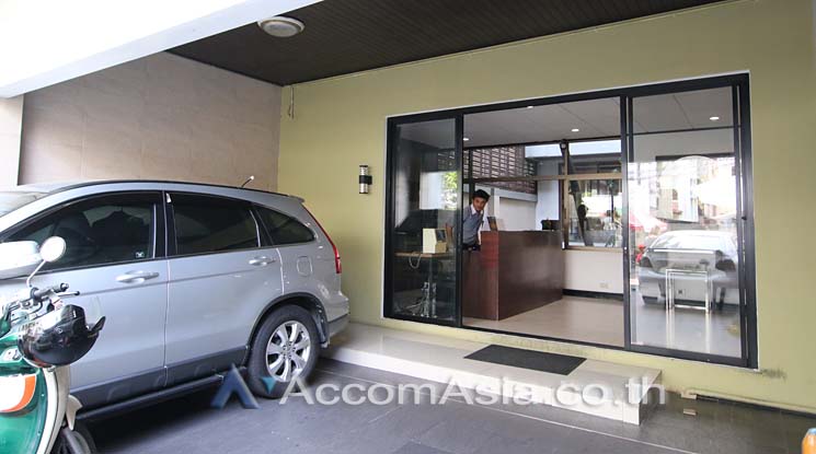 10  Retail / Showroom For Rent in Silom ,Bangkok BTS Sala Daeng AA11862