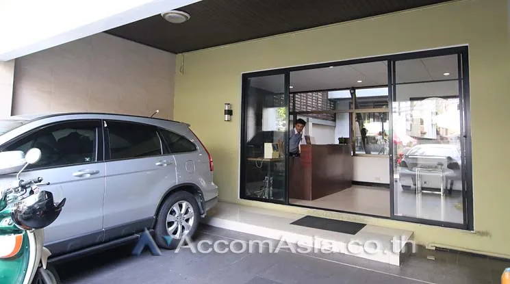 10  Retail / Showroom For Rent in Silom ,Bangkok BTS Sala Daeng AA11862