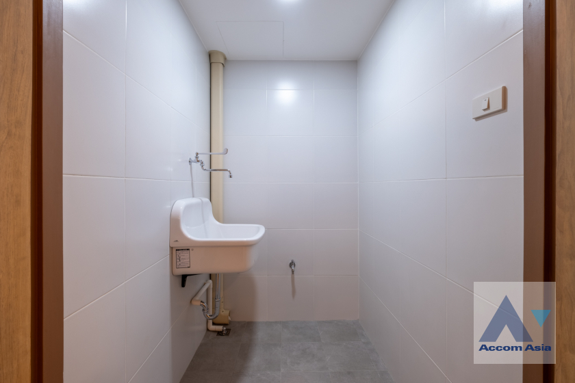 37  3 br Condominium for rent and sale in Ploenchit ,Bangkok BTS Chitlom at Somkid Gardens AA11917