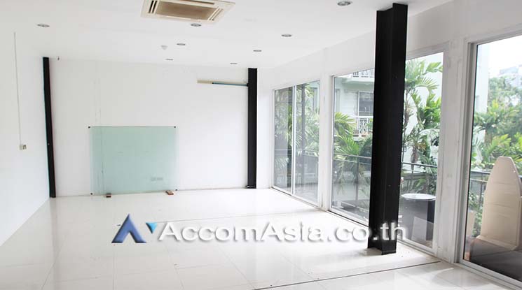  2  Retail / Showroom For Rent in Sukhumvit ,Bangkok BTS Thong Lo at 9.53 Community Mall AA12111