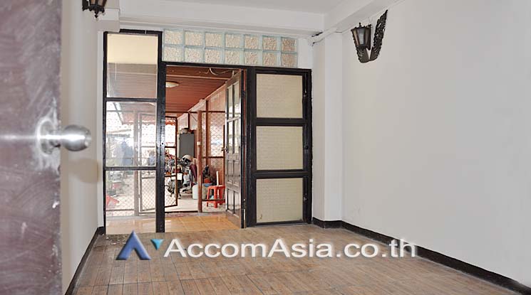  1  Shophouse For Rent in Silom ,Bangkok BTS Chong Nonsi AA12302