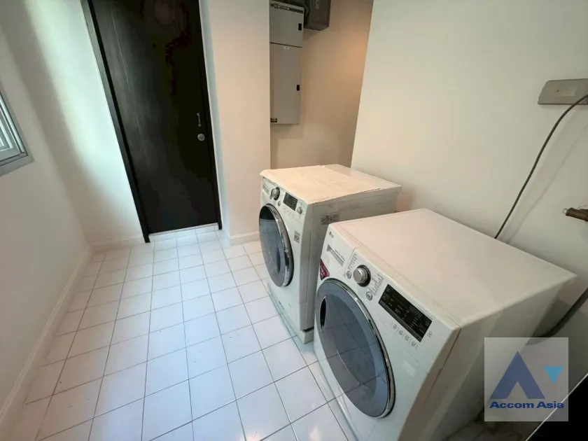 19  3 br Apartment For Rent in Silom ,Bangkok BTS Surasak at High-end Low Rise  AA12437