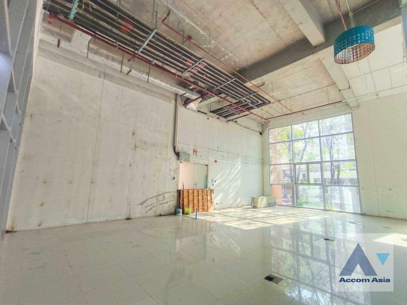 5  Retail / Showroom for rent and sale in Charoen Nakhon ,Bangkok BTS Krung Thon Buri at Villa Sathorn AA12604