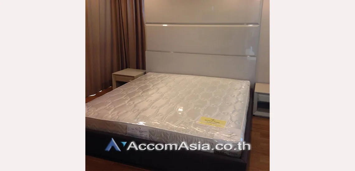 unit 2 Bedrooms  Condominium For Rent in Silom, Bangkok  near BTS Chong Nonsi (AA13410)