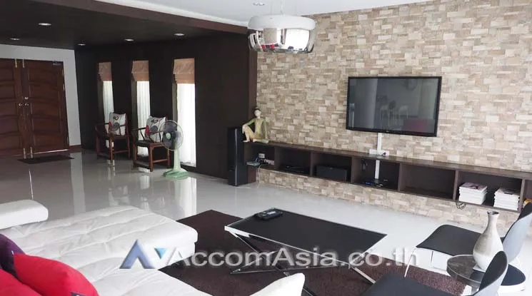 unit 5 Bedrooms  House For Sale in Sukhumvit, Bangkok  near BTS Punnawithi (AA13534)