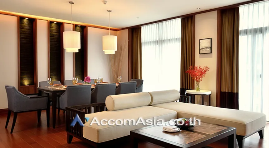 unit 4 Bedrooms  Apartment For Rent in Ploenchit, Bangkok  near BTS Ploenchit (AA13945)