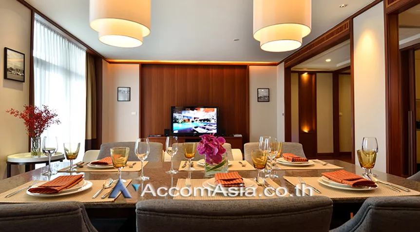 unit 4 Bedrooms  Apartment For Rent in Ploenchit, Bangkok  near BTS Ploenchit (AA13945)