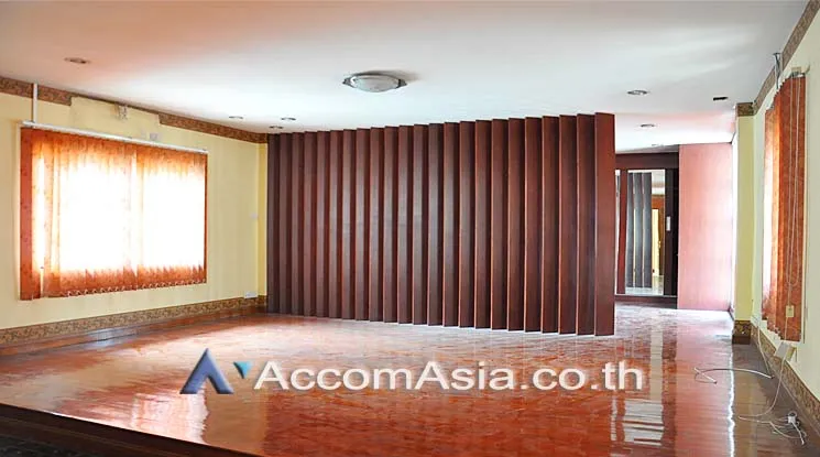 unit 4 Bedrooms  Shophouse For Rent & Sale in Sukhumvit, Bangkok  near BTS Asok (AA14623)