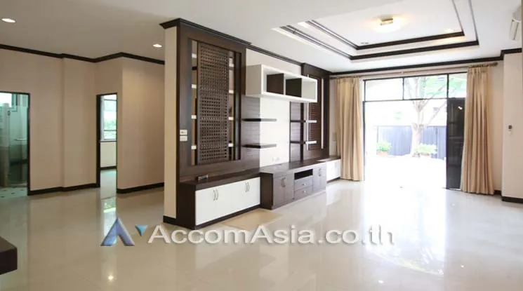 unitPet friendly |  4 Bedrooms  House For Rent in Sukhumvit, Bangkok  near BTS Ekkamai (AA15757)