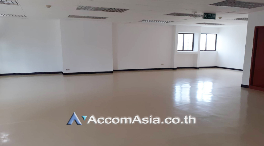  1  Office Space For Rent in Ploenchit ,Bangkok BTS Chitlom at Piya Place AA16019