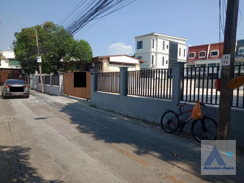  1  Land For Sale in Sukhumvit ,Bangkok BTS Ekkamai AA16217