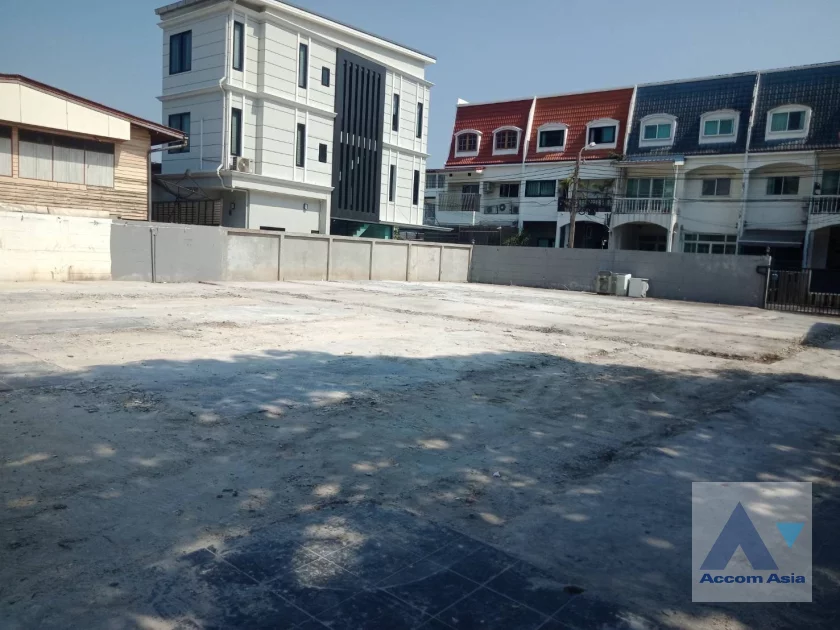 1  Land For Sale in Sukhumvit ,Bangkok BTS Ekkamai AA16217