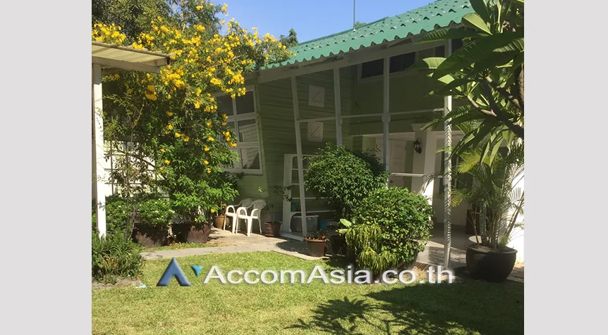 unit 2 Bedrooms  House For Rent in Ploenchit, Bangkok  near BTS Ploenchit (AA16499)