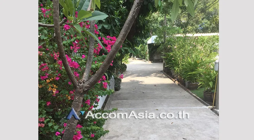 unit 2 Bedrooms  House For Rent in Ploenchit, Bangkok  near BTS Ploenchit (AA16499)