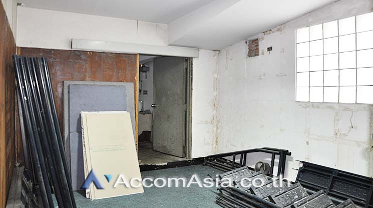 11  Retail / Showroom For Rent in Silom ,Bangkok BTS Chong Nonsi at Voravit Building AA16567