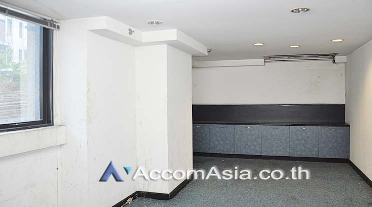 7  Retail / Showroom For Rent in Silom ,Bangkok BTS Chong Nonsi at Voravit Building AA16567