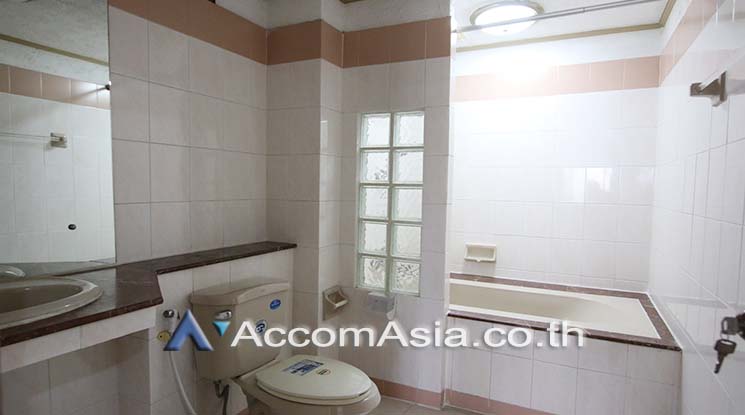 7  1 br Apartment For Rent in Sukhumvit ,Bangkok BTS Phrom Phong at Low-rise apartment, Walk 400m to BTS AA17024
