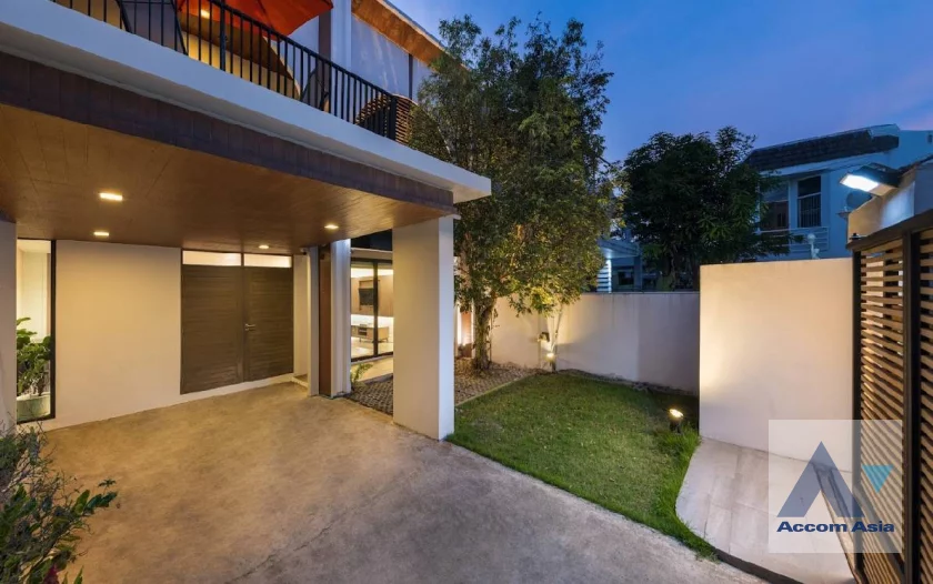 13  4 br Townhouse for rent and sale in Sukhumvit ,Bangkok BTS Ekkamai AA17062