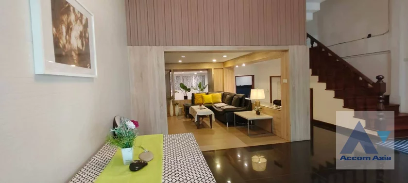 unitPet friendly |  5 Bedrooms  House For Rent in Sukhumvit, Bangkok  near BTS Ekkamai (AA17168)