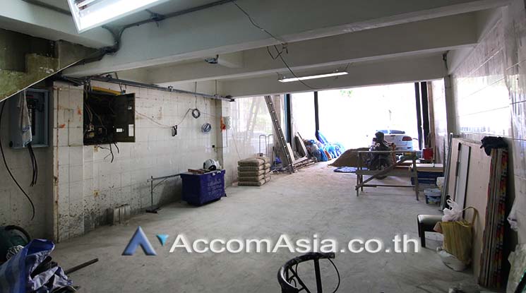 9  Shophouse for rent and sale in Sukhumvit ,Bangkok BTS Asok AA17228
