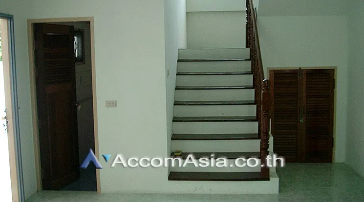 unit 5 Bedrooms  House For Rent & Sale in Pattanakarn, Bangkok  near ARL Hua Mak (AA17246)
