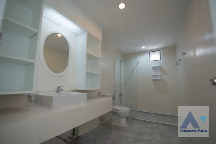 18  3 br Condominium for rent and sale in Sukhumvit ,Bangkok BTS Ekkamai at Oriental Tower AA17279