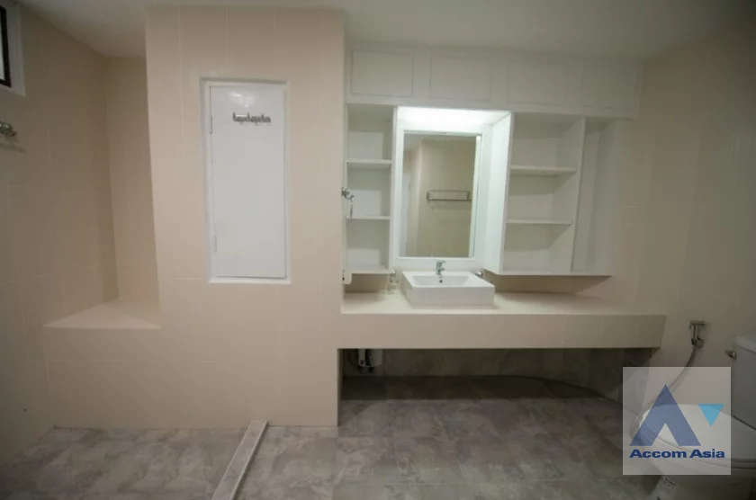 23  3 br Condominium for rent and sale in Sukhumvit ,Bangkok BTS Ekkamai at Oriental Tower AA17279
