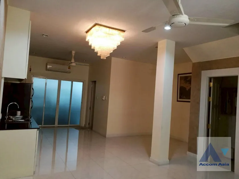 unit 3 Bedrooms  Townhouse For Rent in Sathorn, Bangkok  near BRT Nararam 3 - BTS Chong Nonsi (AA17883)