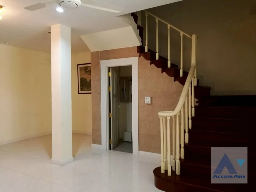 unit 3 Bedrooms  Townhouse For Rent in Sathorn, Bangkok  near BRT Nararam 3 - BTS Chong Nonsi (AA17883)
