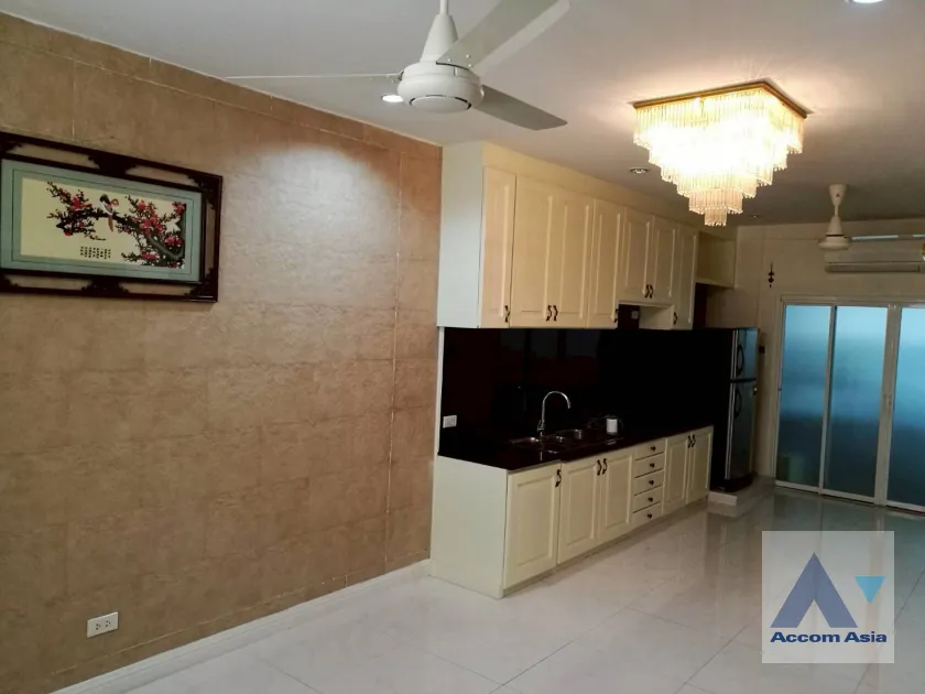 unit 3 Bedrooms  Townhouse For Rent in Sathorn, Bangkok  near BRT Nararam 3 - BTS Chong Nonsi (AA17883)
