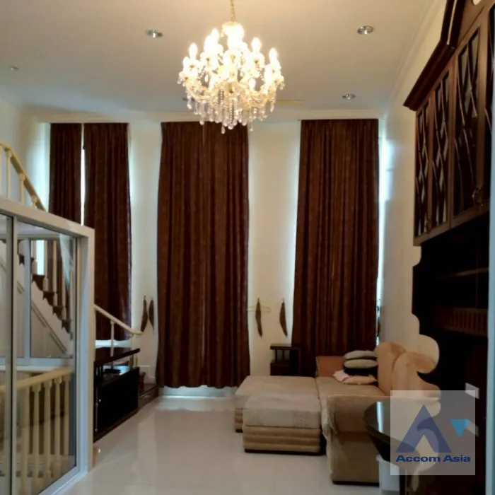 unit 3 Bedrooms  Townhouse For Rent in Sathorn, Bangkok  near BRT Nararam 3 - BTS Chong Nonsi (AA17883)