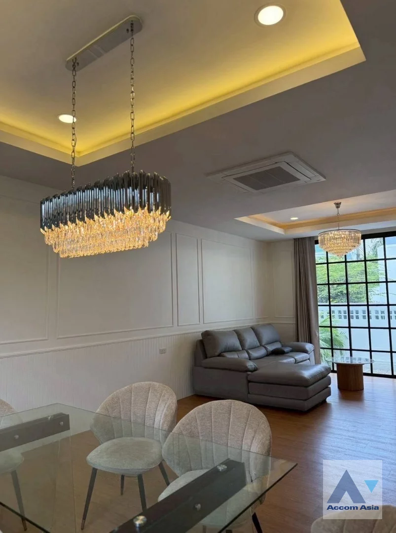 8  4 br Townhouse for rent and sale in Sukhumvit ,Bangkok BTS Ekkamai AA18461