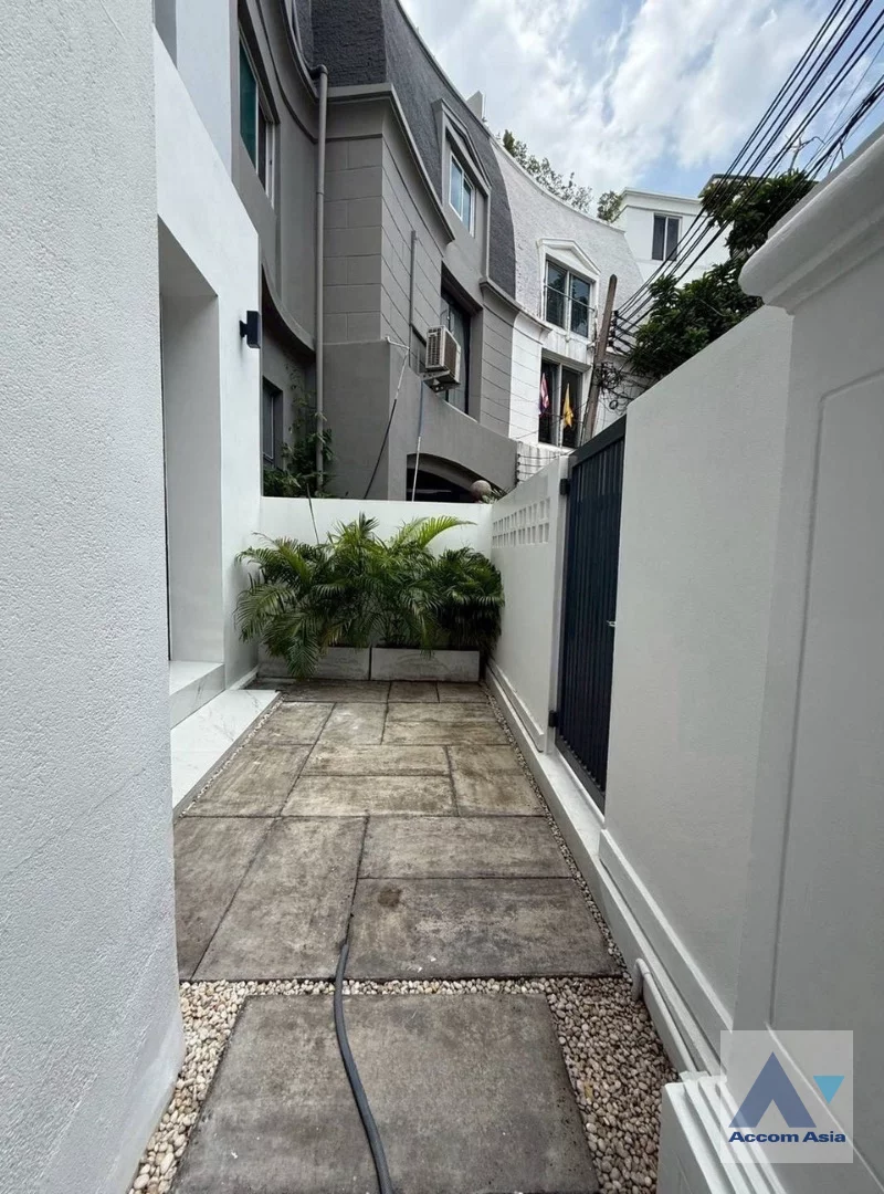 27  4 br Townhouse for rent and sale in Sukhumvit ,Bangkok BTS Ekkamai AA18461