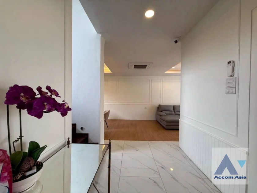 7  4 br Townhouse for rent and sale in Sukhumvit ,Bangkok BTS Ekkamai AA18461